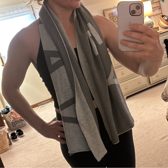 Varley Gray Logo Scarf - Picture 6 of 6